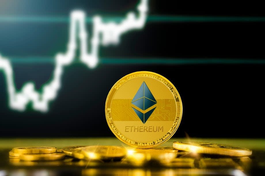 Ethereum-Münze vor einem Chart