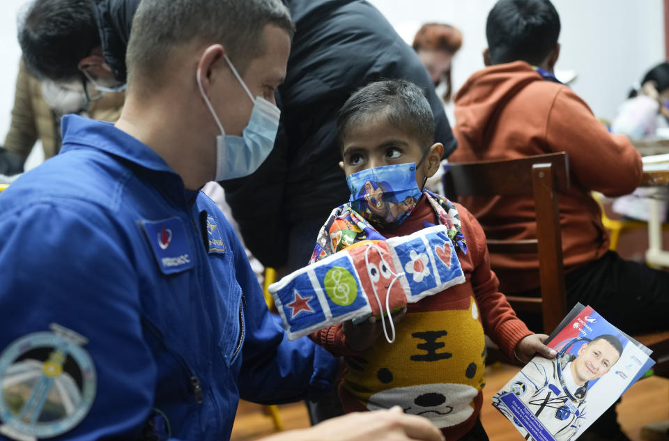 El astronauta ruso Sergey Kud-Sverchkov habla con un joven paciente de cáncer en su visita al Hospital de Niños Dr. Ovidio Aliaga Uria en La Paz, Bolivia, el miércoles 17 de julio de 2024. (AP Foto/Juan Karita)