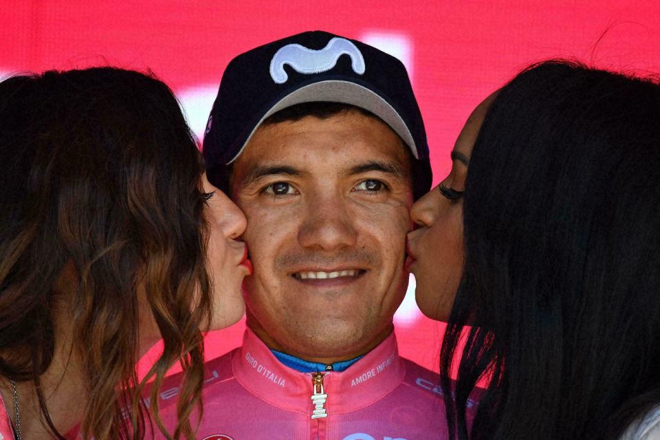 El ecuatoriano Richard Carapaz recibe el beso de las anfitrionas tras completar la 20ma etapa del Giro de Italia entre Feltre y Croce d'Aune-Monte Avena, el sábado 1 de junio de 2010. (Alessandro Di Meo/ANSA via AP)