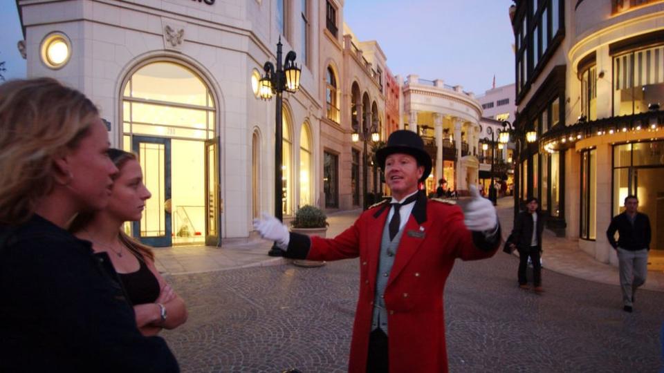 Rodeo Drive, una calle de Beverly Hills famosa por sus tiendas de alto lujo visitadas por celebridades de Hollywood.