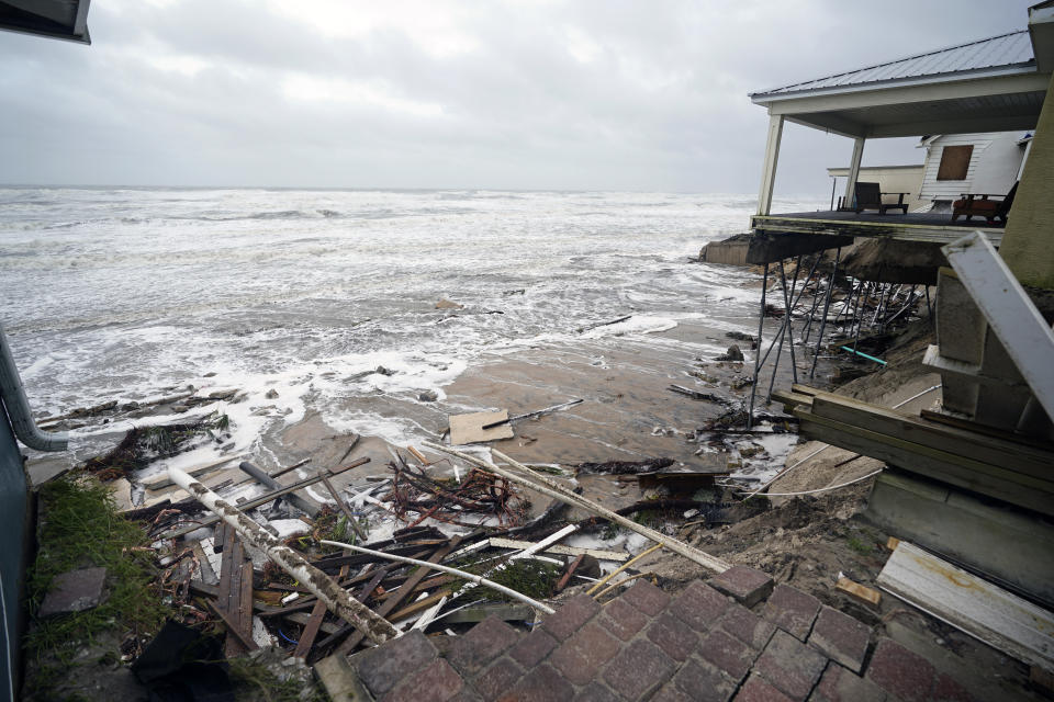 Partes de viviendas colapsadas debido a la marejada causada por el huracán Nicole, el jueves 10 de noviembre de 2022, en Wilbur-By-The-Sea, Florida. (AP Foto/John Raoux)