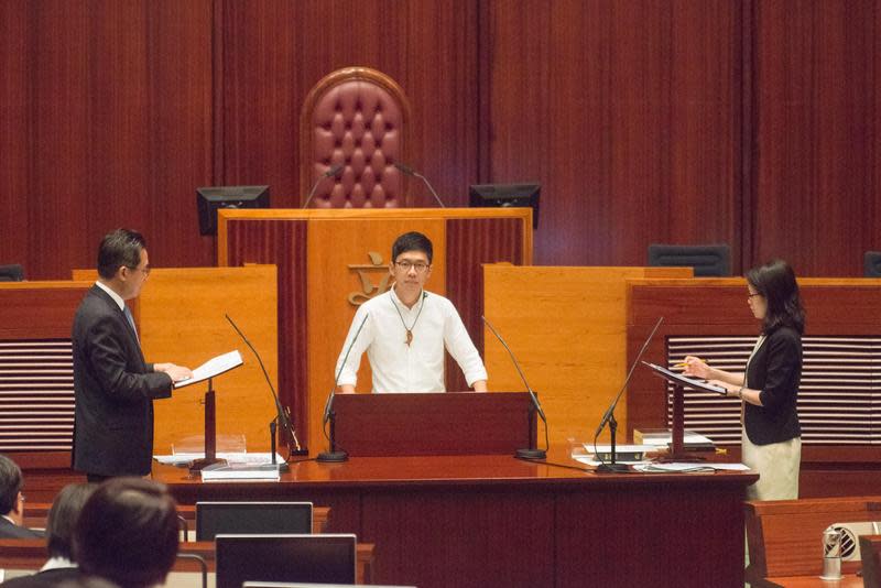 羅冠聰23歲時當選香港立法會議員，也是香港史上最年輕立法會議員，但因宣誓就職風波遭取消資格。（翻攝立法會Flickr）