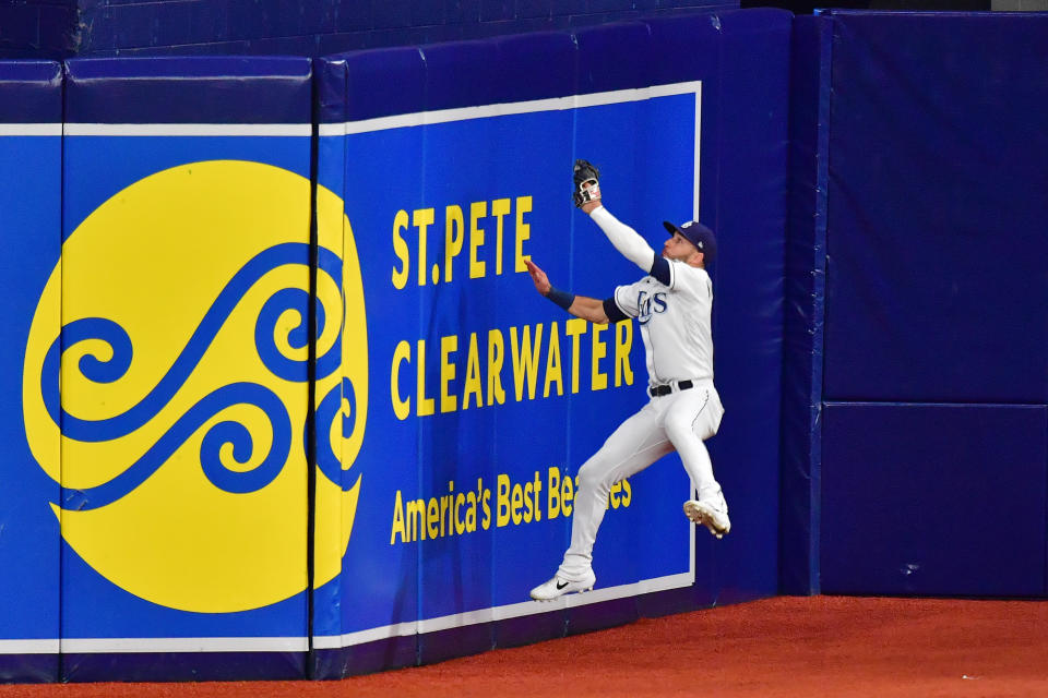Kevin Kiermaier在Tropicana Field外野牆前多次沒收可能的安打。（Photo by Julio Aguilar/Getty Images）