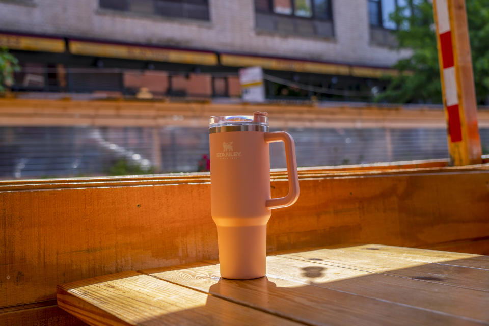 Un termo Stanley en el barrio East Village de Manhattan, el 12 de mayo de 2022. (Calla Kessler/The New York Times)