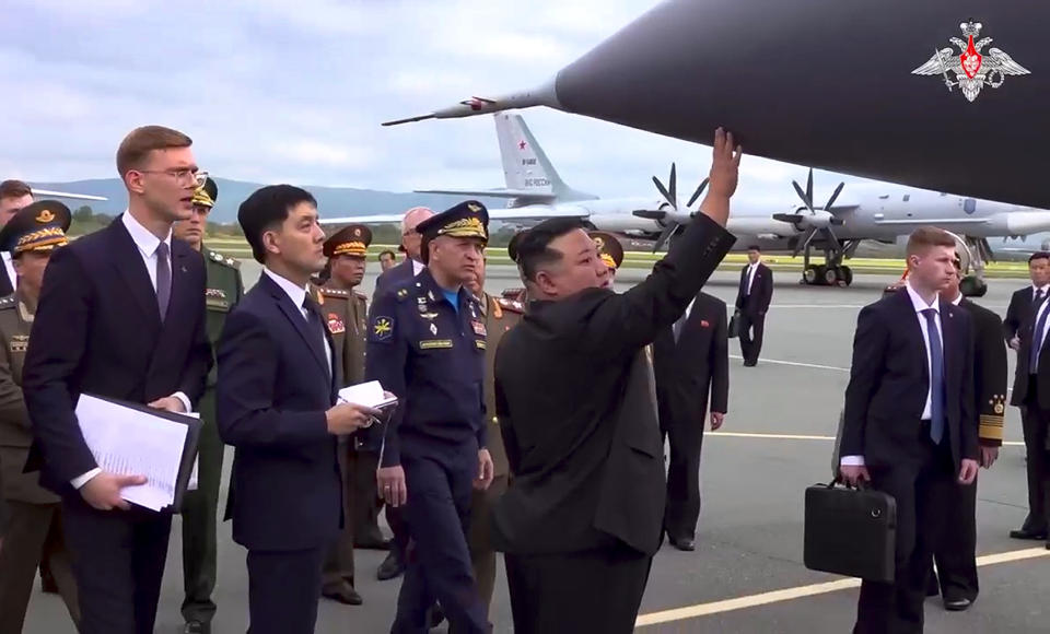 En esta imagen, tomada de un video distribuido por el Departamento de Prensa del Ministerio de Defensa de Rusia, el líder de Corea del Norte, Kim Jong Un (centro, derecha), inspecciona aviones de guerra rusos en el aeropuerto internacional de Vladivostok, en Vladivostok, en el extremo oriental de Rusia, el 16 de septiembre de 2023. (Departamento de Prensa del Ministerio de Defensa de Rusia vía AP)