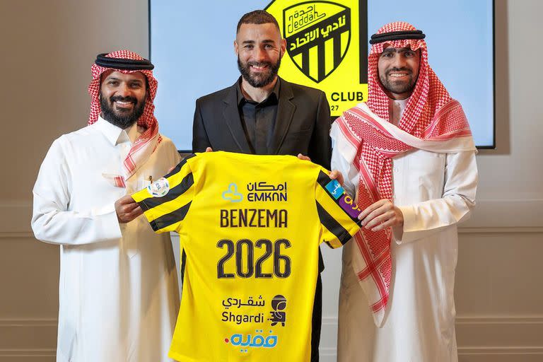 Karim Benzema, vigente Balón de Oro, dejó Real Madrid y firmó con Al-Ittihad, el campeón saudí, hasta 2026; cobrará cerca de 220 millones de dólares al año