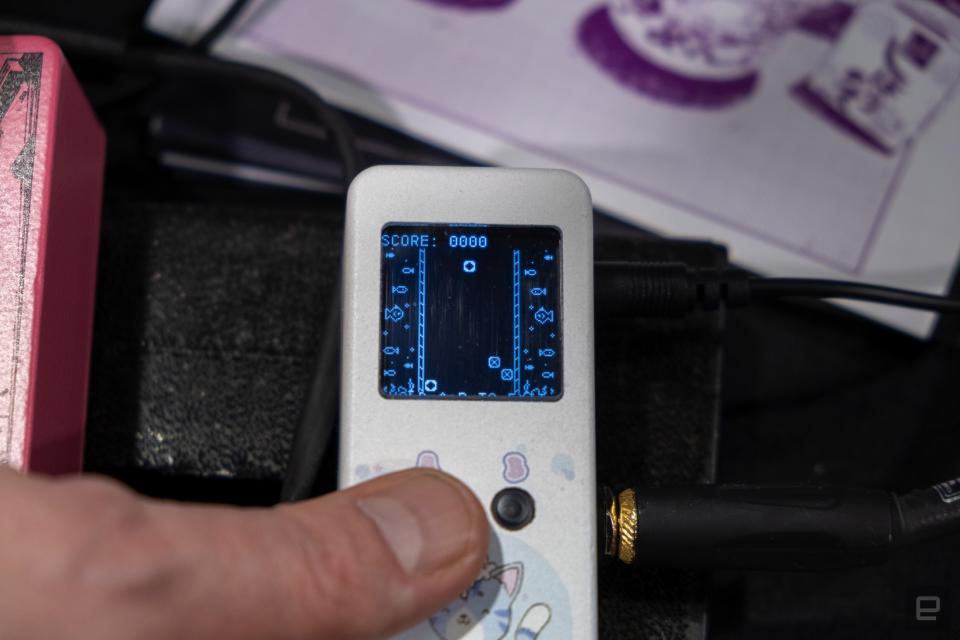 El pedal amortiguador virtual para mascotas Ground Control Audio UwU que reproduce 'Fishy Blocks' en NAMM 2024.