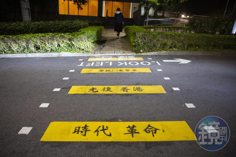 香港教育局近日修訂高中通識科教材，刪除部分與政治相關內容，其中「公民抗命」、「三權分立」皆被刪除。（資料照）