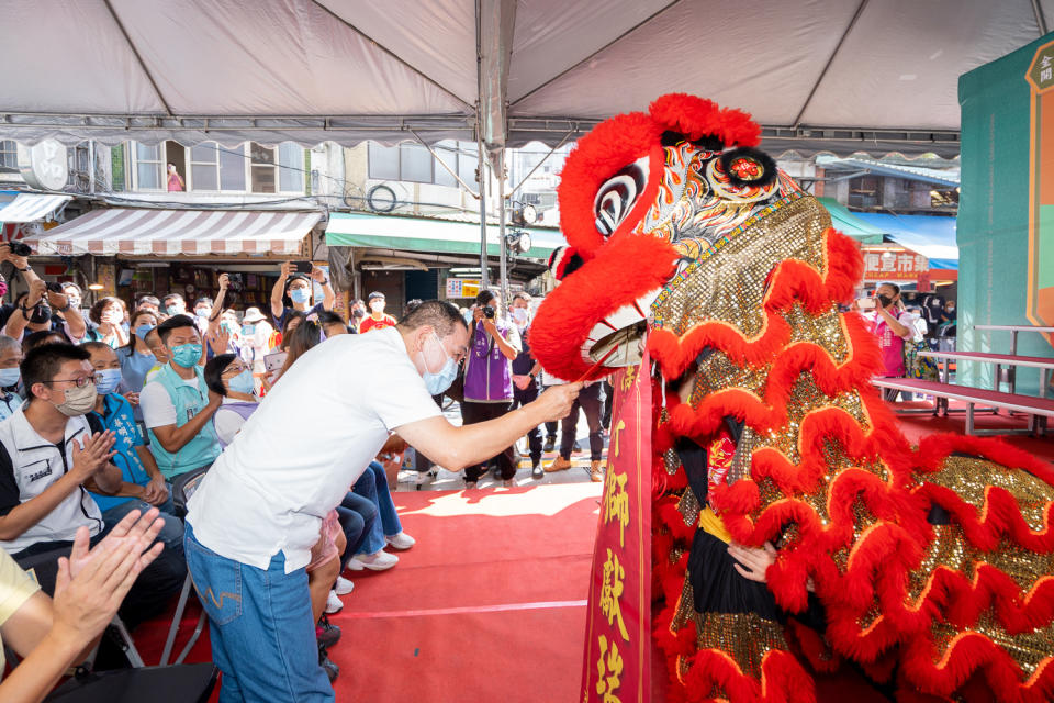 三重中央市場重新開幕，修德國小醒獅團獻祝福。   圖：新北市市場處提供