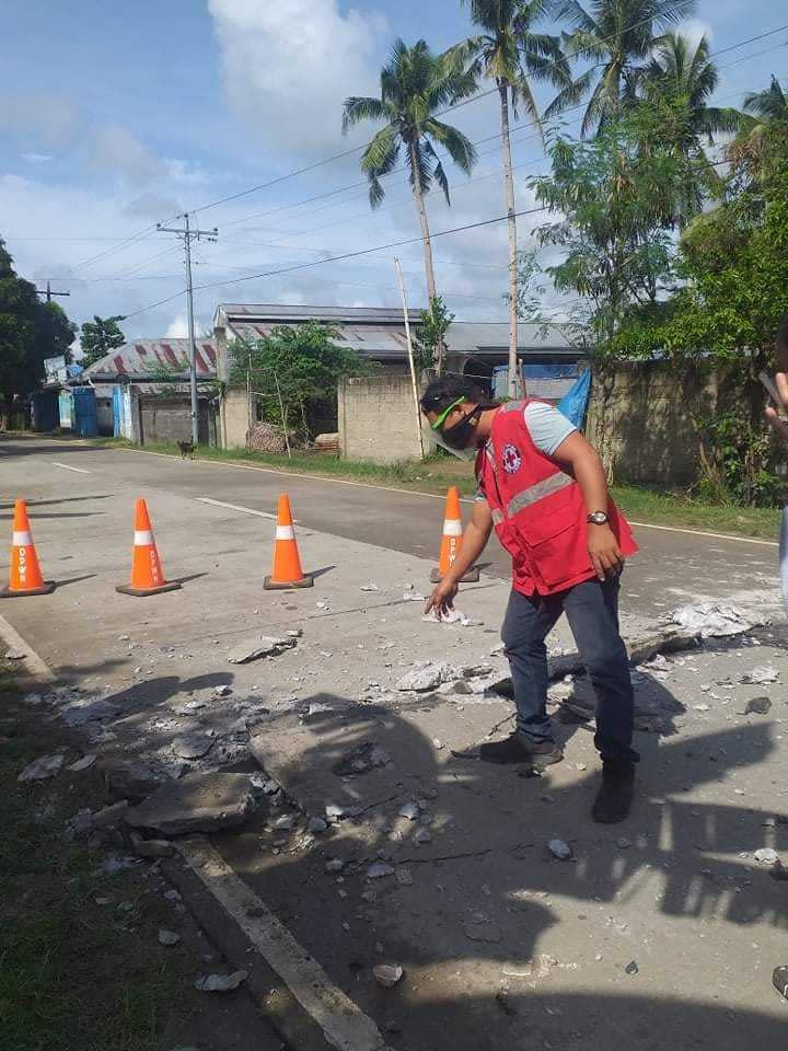 地震劇烈搖晃造成道路損壞。（圖／Twitter）