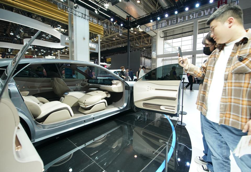 La gente observa un vehículo en el stand de Skyworth Auto en la Exposición Internacional de Automoción de Beijing 2024 en Beijing, China, 30 de abril de 2024 (Zhang Chenlin/Xinhua via Getty Images)