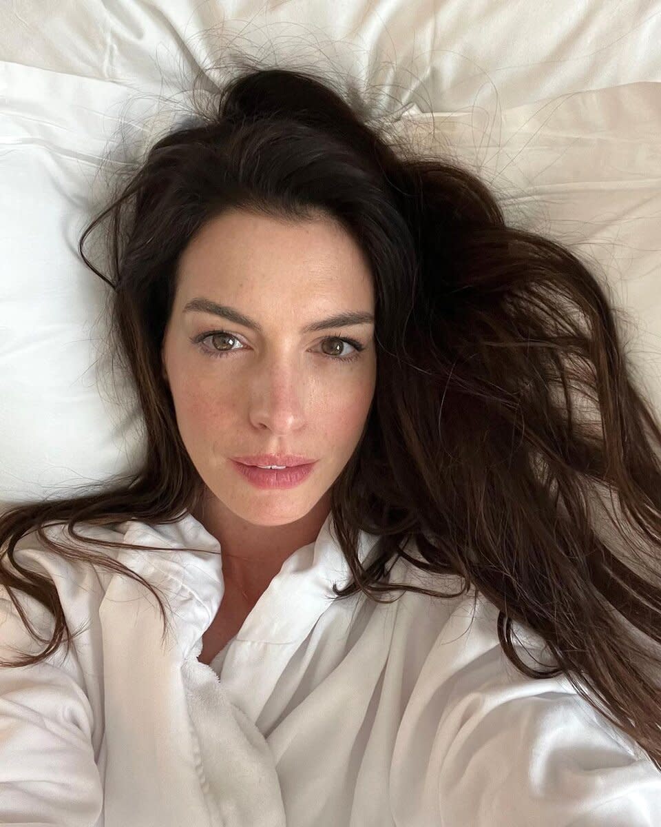 Anne Hathaway shares makeup-free selfie