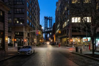 Una calle del barrio de Dumbo, en Nueva York (Estados Unidos), totalmente vacía el 27 de marzo. (Foto: Jeenah Moon / Reuters).