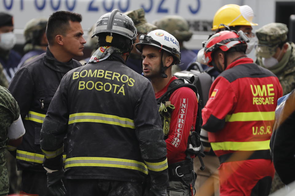 <p>MEX17. CIUDAD DE MÉXICO (MÉXICO), 25/09/2017. Brigadas de rescate de España y Colombia continúan con las labores de búsqueda bajo los escombros hoy, lunes 25 de septiembre de 2017, en el edificio colapsado de la avenida Álvaro Obregón de Ciudad de México (México). EFE/José Méndez </p>