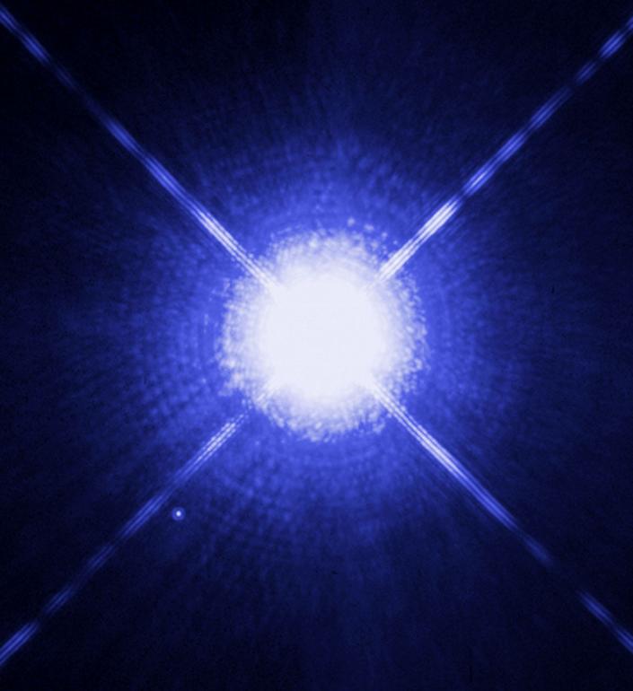 Image prise par le télescope spatial Hubble de Sirius, l'étoile la plus brillante du ciel nocturne.