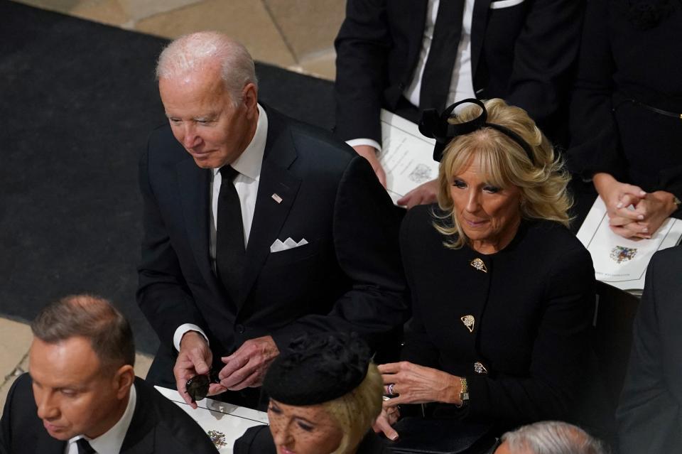 El presidente estadounidense Joe Biden acompañado por la primera dama Jill Biden en el funeral de estado de la reina Isabel II, celebrado en la Abadía de Westminster, Londres. (via REUTERS)