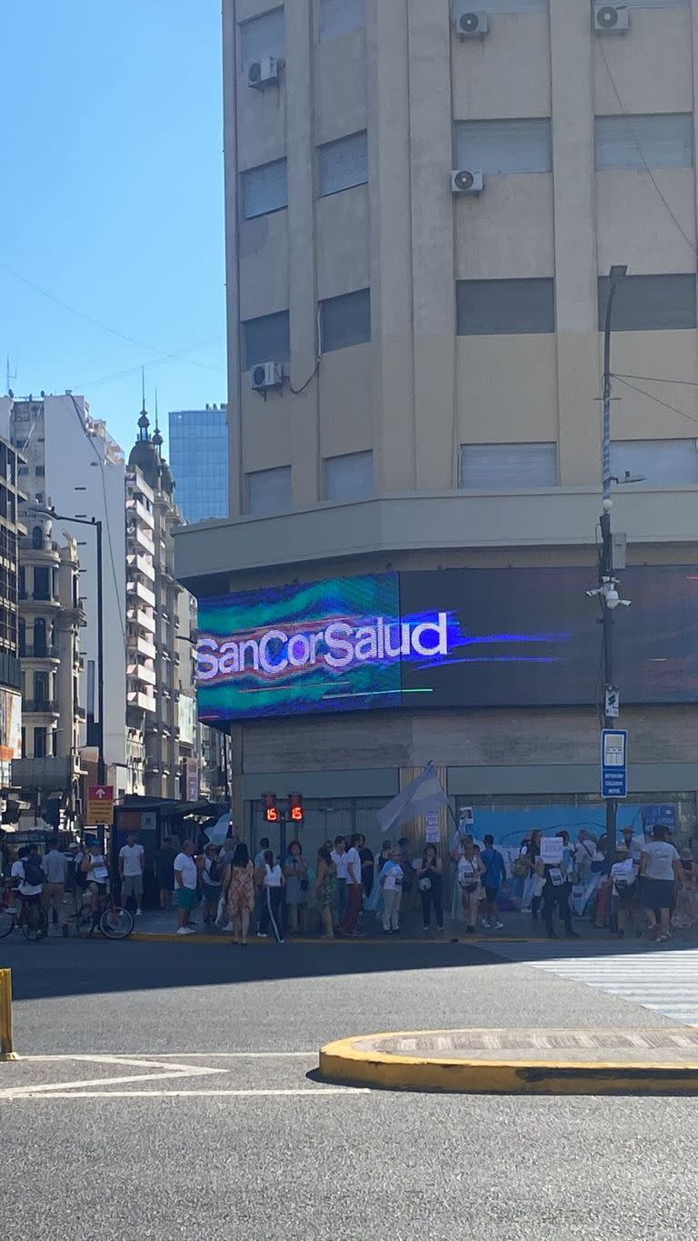 Comienzan a llegar los primeros manifestantes a la zona del Obelisco