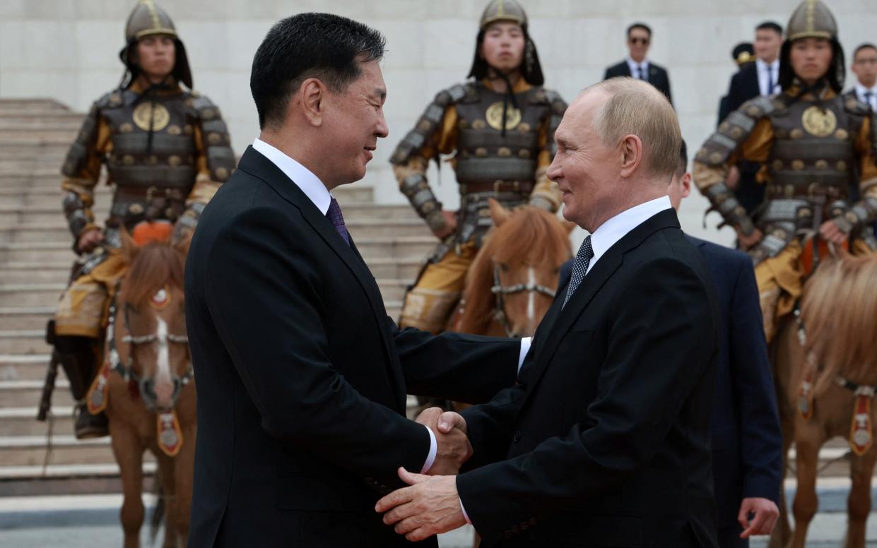 Russian President Vladimir Putin and Mongolian President Ukhnaagiin Khurelsukh attend an official welcoming ceremony in Ulaanbaatar