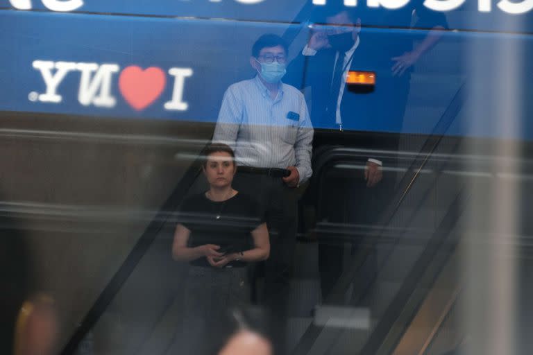 La gente usa barbijos dentro de una tienda el 17 de mayo de 2022 en la ciudad de Nueva York