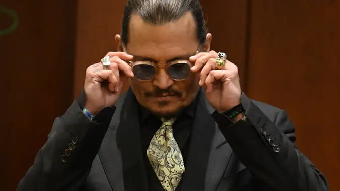 &lt;p&gt;Aktor Johnny Depp bersaksi pada persidangan pencemaran nama baik di Fairfax County Circuit Courthouse, Fairfax, Virginia, Amerika Serikat, 19 April 2022. Johnny Depp menggugat mantan istrinya, Amber Heard, atas pencemaran nama baik. (JIM WATSON/POOL/AFP)&lt;/p&gt;