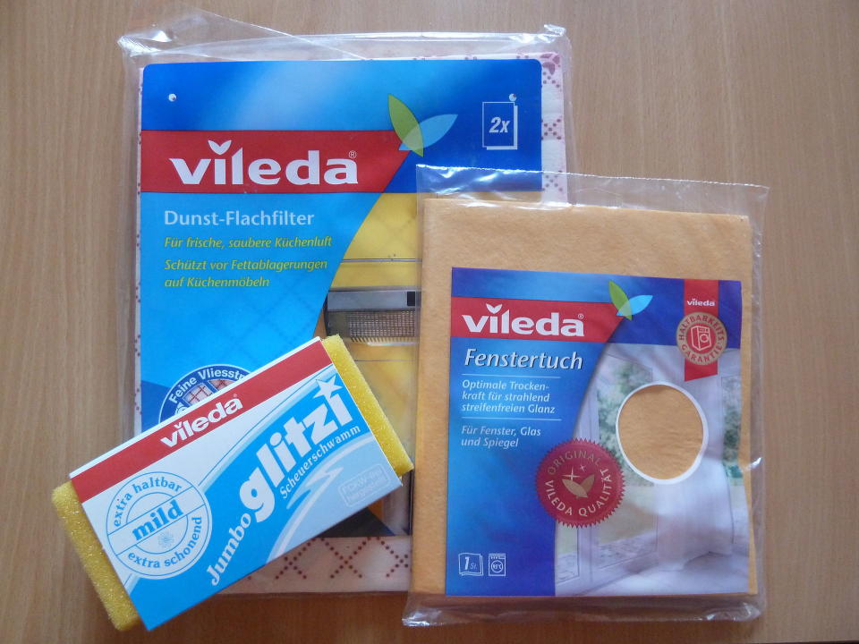 <p><b>Vileda</b><br>Die Marke Vileda, die zur Unternehmensgruppe Freudenberg gehört, wurde 1948 mit der Einführung des „Vileda Fernstertuchs“ berühmt. Der Markenname stammt tatsächlich aus dem Deutschen und könnte glatt aus der Feder eines Grundschülers stammen. So wurde “Vi-leda” aus den Worten „wie Leder“ abgeleitet, da das Vileda-Fenstertuch aus synthetischem Leder hergestellt wurde. (Bild: Wikimedia/Flominator) </p>