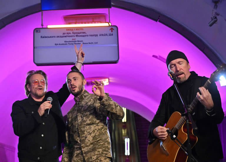 Bono y The Edge junto a Taras Topolia, líder de la banda Antytila, y ahora militar del ejército ucraniano, actúan en el metro. estación que es un refugio antiaéreo, en el centro de la capital ucraniana de Kiev el 8 de mayo