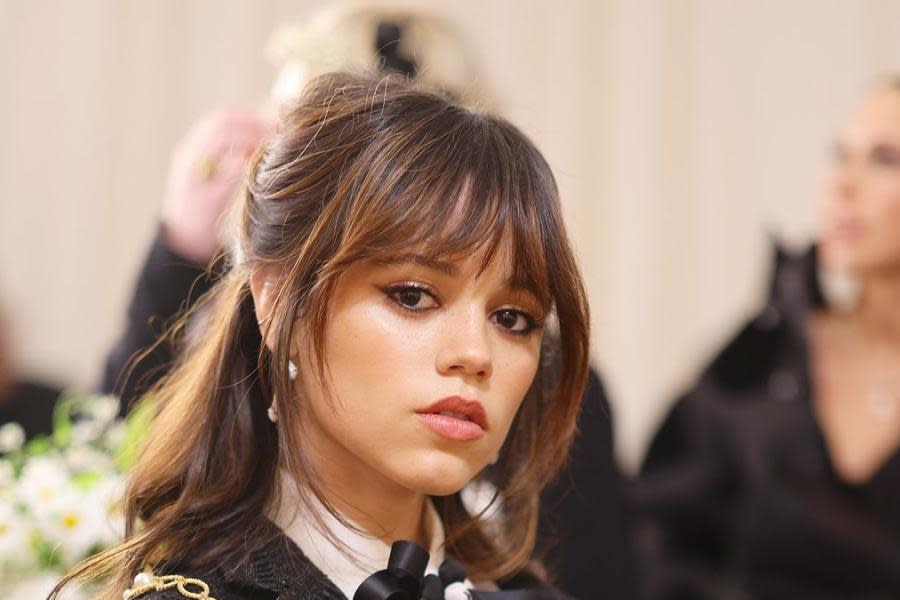 Jenna Ortega dice que fue muy difícil no encajar en los estándares de belleza durante su crecimiento