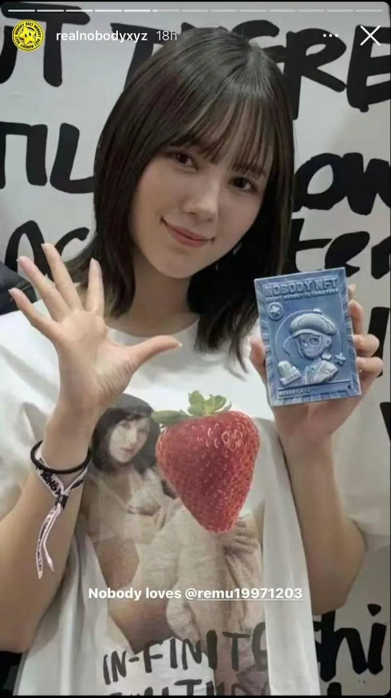 ▲日本AV女優涼森玲夢購買周星馳NFT頭像陶瓷卡。（圖／周星馳Instagram）