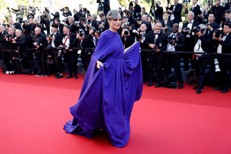  Andie MacDowell con un vestido violeta de inspiración griega