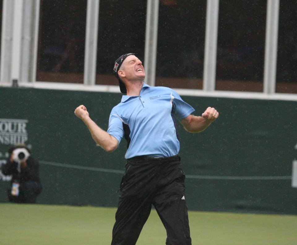 Jim Furyk celebrates his 8-under victory during the final round of the Tour Championship from East Lake Country Club (Photo by Jeff Robinson/Icon SMI/Icon Sport Media via Getty Images)