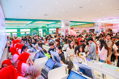 Eager shoppers lining up to get a glimpse of the new store (PRNewsfoto/MINISO)