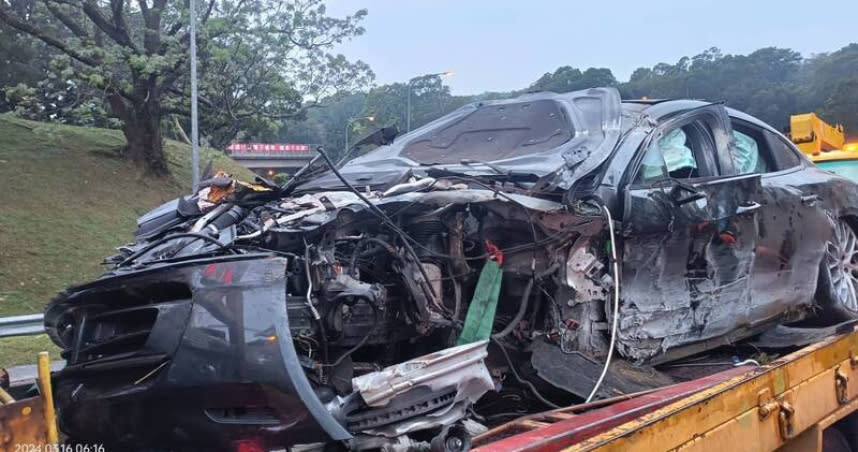 中山高速高路三義交流道16日清晨發生自撞車禍，肇事小客車車殼與車窗皆當場慘爛毀。（圖／翻攝畫面）