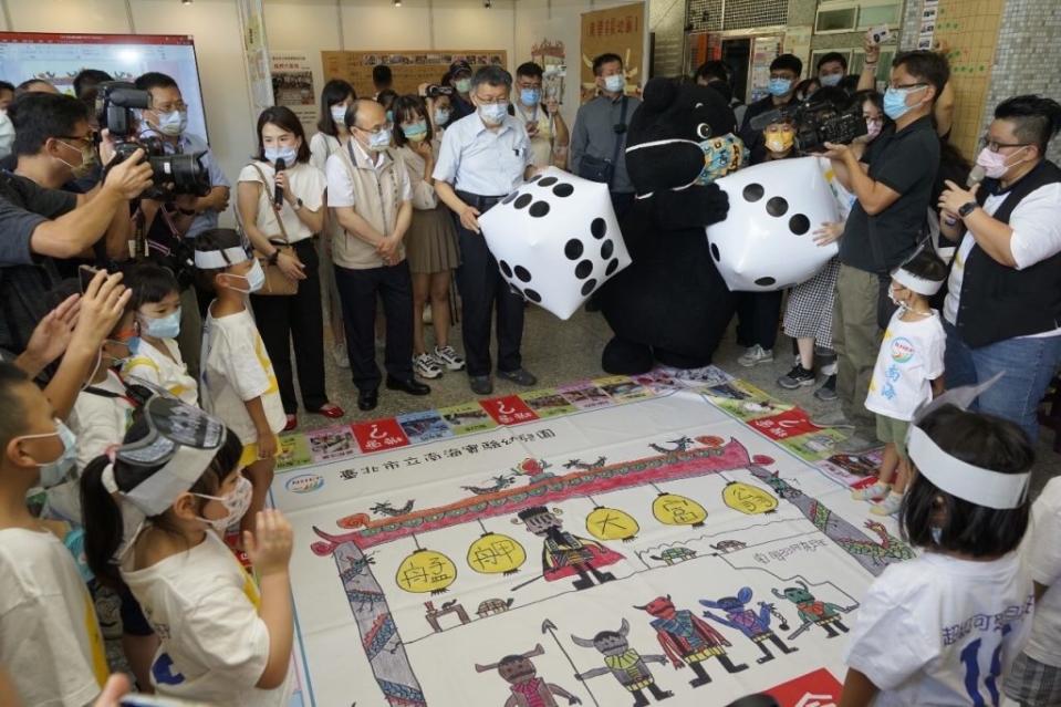 台北市長柯文哲七參加艋舺學園祭，並現場逛起各校學生擺設的攤位。（北市府提供）