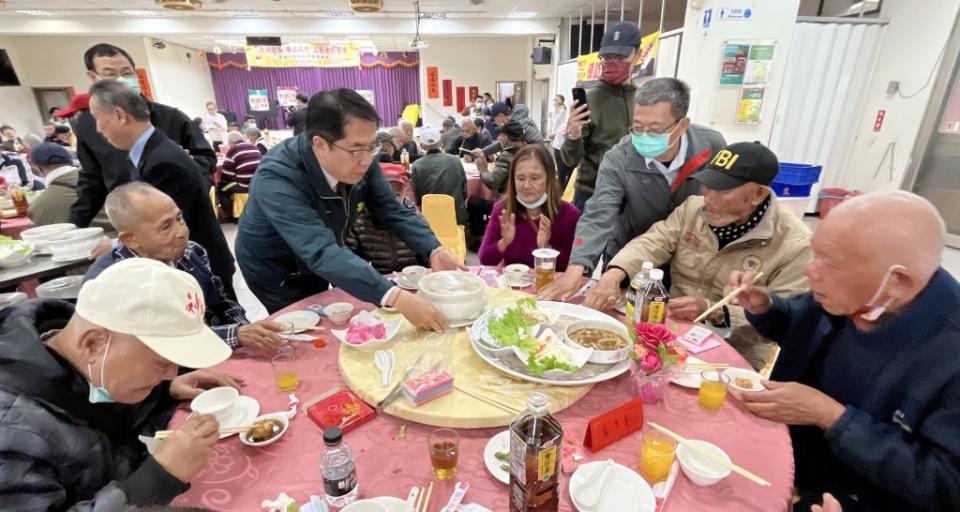 「玉兔迎春、舞出活力|台南市街友尾牙感恩餐會」，市長黃偉哲親自上菜給街友。 （記者陳治交攝）