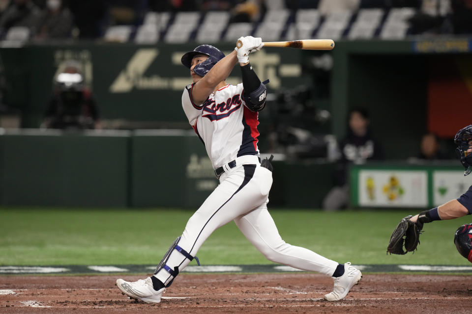 El surcoreano Kim Ha-seong pega un jonrón solitario en un lanzamiento del pitcher abridor de República Checa Lukas Ercoli, en el segundo inning de su juego del Grupo B entre República Checa y Corea del Sur, en el Clásico Mundial de béisbol en el Tokyo Dome de Tokio, Japón, el domingo 12 de marzo de 2023. (AP Foto/Eugene Hoshiko)