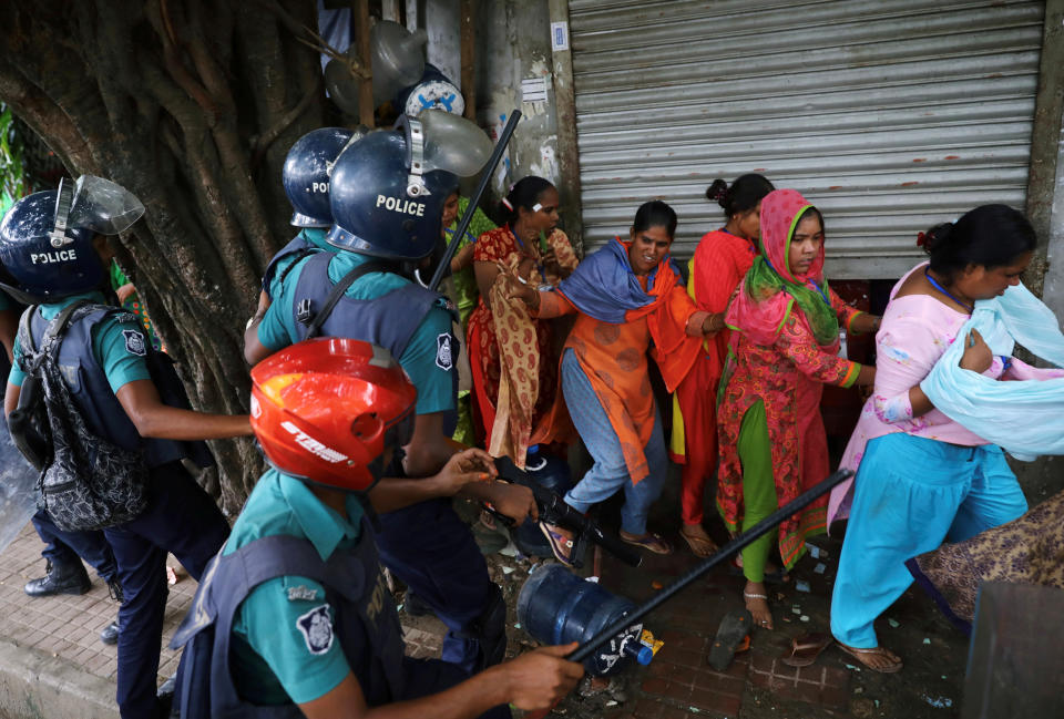 La policía reprime a los trabajadores textiles durante una protesta en la que demandan que se les paguen sus sueldos atrasados.<br><br> Foto: REUTERS/Mohammad Ponir Hossain