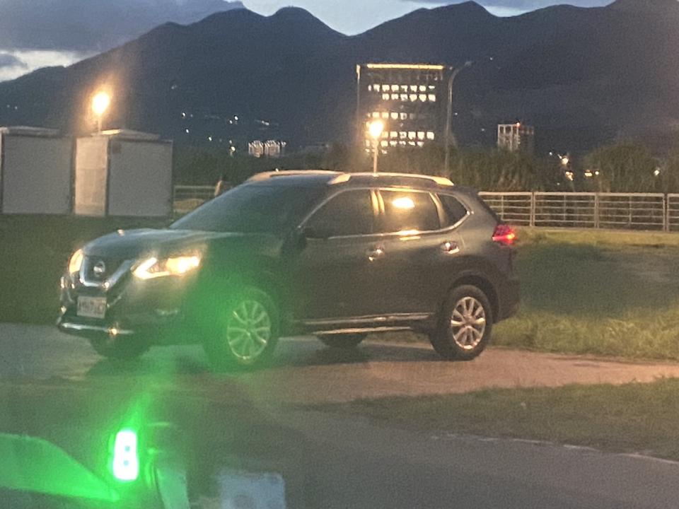 女下屬將車輛停在通河西街河堤外停車場，與李繼唐看了一會夕陽後，才去棒球場接小孩。（讀者提供）