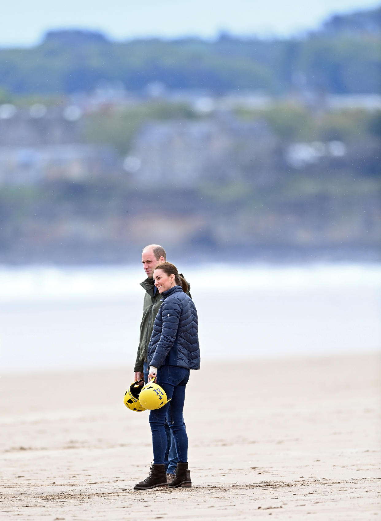 ST ANDREWS, UNITED KINGDOM - MAY 26: (EMBARGOED FOR PUBLICATION IN UK NEWSPAPERS UNTIL 24 HOURS AFTER CREATE DATE AND TIME) Prince William, Duke of Cambridge and Catherine, Duchess of Cambridge on West Sands beach before taking part in a land yachting session on May 26, 2021 in St Andrews, Scotland. (Photo by Pool/Max Mumby/Getty Images)