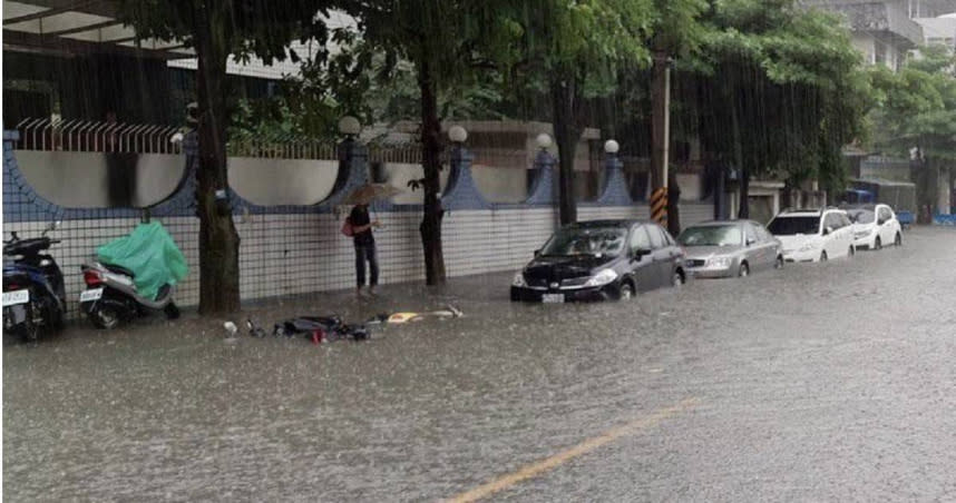 新北市各地因為午後雷雨，紛紛傳出淹水災情。（圖／翻攝畫面）