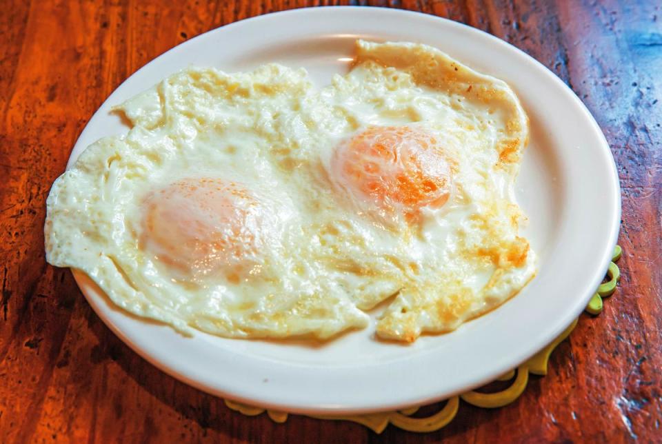 雙面半生荷包蛋（Over-easy egg）雙面煎，只有薄薄一層的蛋白是熟的，蛋黃仍是生的。