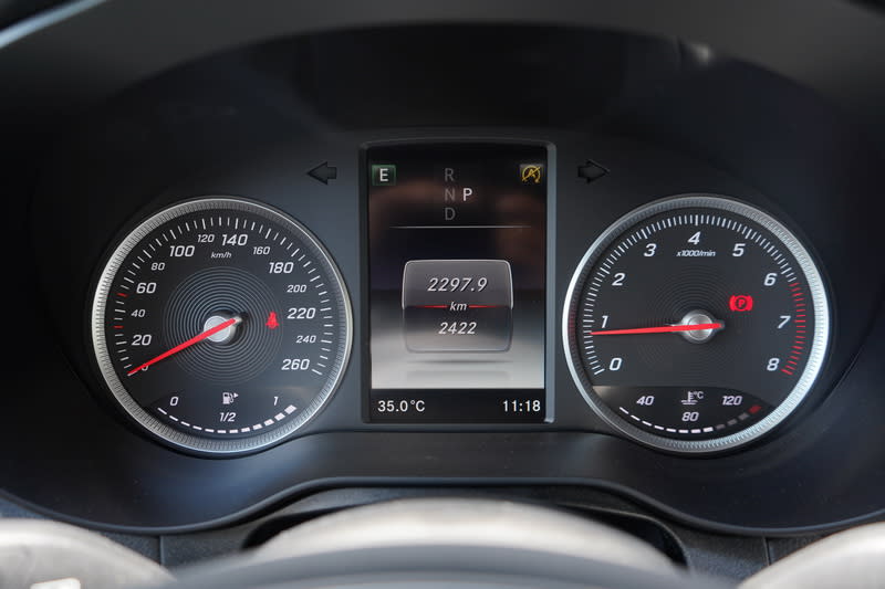 駕駛儀表仍為傳統雙環指針搭配中央5.5吋全彩多功能螢幕