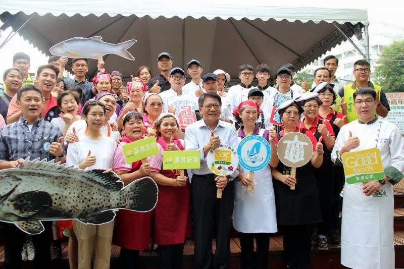 ▲屏東是石斑魚、午仔魚養殖大縣，為推廣屏東在地豐富漁產，屏東縣政府27日在屏東公園內舉辦「好漁嘉年華」活動，吸引大小朋友認識屏東的好漁，多吃多健康；也有漁夫達人帶領五感體驗活動。（圖／屏東縣政府提供, 2020.09.27）