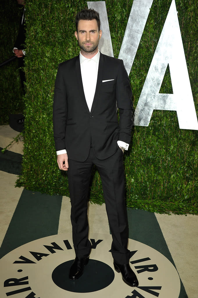 He may have the "Moves Like Jagger," but Adam Levine didn't have a tie last night, and he looked silly without one.