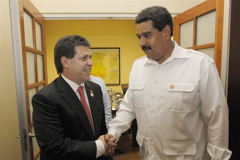 El expresidente de Paraguay, Horacio Cartes, y el presidente de Venezuela, Nicolás Maduro.