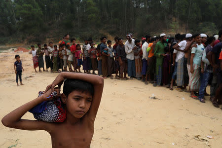 Rohingya refugees line up to receive blankets outside Kutupalong refugee settlement near Cox's Bazar, Bangladesh, November 24, 2017. REUTERS/Susana Vera