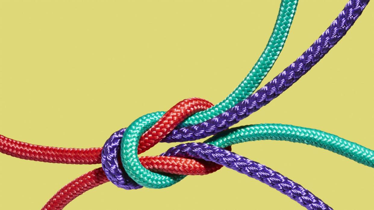 two coloured ropes knotting together