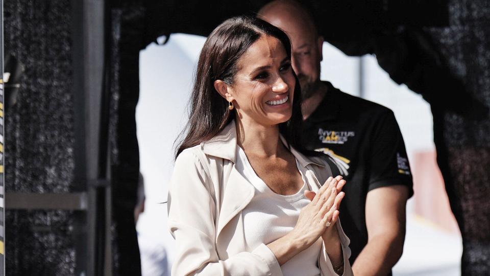 meghan markle wearing a beige silk trench and pants by cuyana at the invictus games