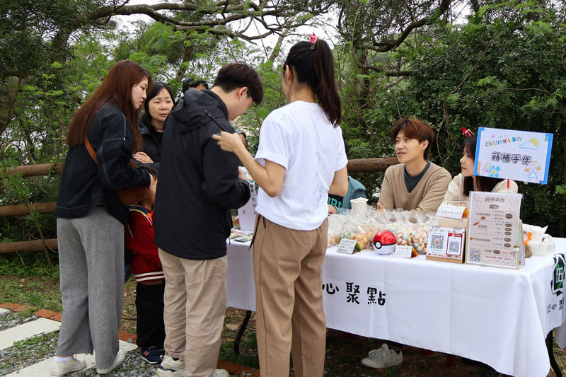 馬祖青年辦市集  民眾共襄盛舉 連江縣南竿鄉13日下午舉辦「小小馬闖天關」市集活 動，由於攤商多為在地青年，許多民眾逛攤不是先問 價格，反而先確認攤主「你同學是誰？」圖為逛市集 民眾與攤主互動。 中央社記者潘欣彤攝  113年4月13日 