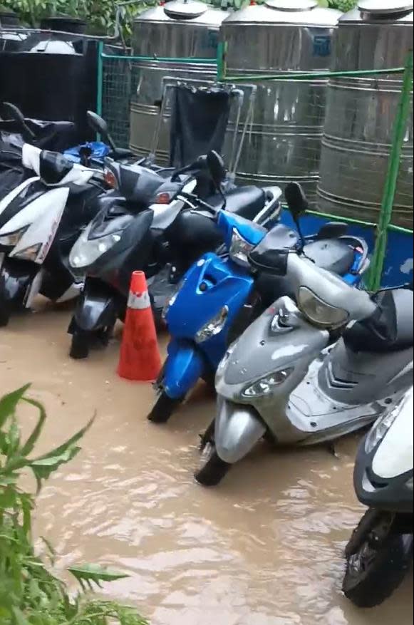 雨彈狂炸北市！　吳興街住戶控工地積水淹進民宅