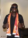 <p>Bafétimbi Gomis a posé sous ses nouvelles couleurs. L’attaquant français va s’engager avec le club turc de Galatasaray. Le meilleur buteur de l’Olympique de Marseille la saison passée, va connaître sa deuxième expérience à l’étranger, après la Premier League et Swansea qui a officialisé don départ. (photo Twitter Galatasaray) </p>